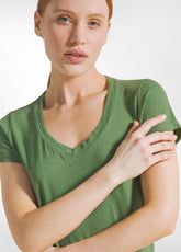 T-SHIRT SCOLLO A V IN JERSEY FIAMMATO VERDE - BOTTLE GREEN | DEHA