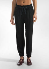 PANTALONE JOGGER IN VISCOSA CREPE NERO - BLACK | DEHA