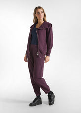 SWEATHOSE AUS ORGANISCHER BAUMWOLLE - LILA - PLUM VIOLET | DEHA