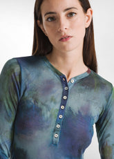 BEDRUCKTES LYOCELL-T-SHIRT MIT KNÖPFEN - MEHRFARBI - PAINTED BLUE | DEHA