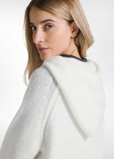 WEICHER PULLOVER MIT WEIßER KAPUZE - MILK WHITE | DEHA