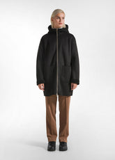 SCHWARZER SYNTHETISCHER SCHAFFELLMANTEL - BLACK | DEHA