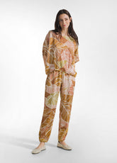 PANTALONE JOGGER IN RASO STAMPATO MARRONE - BROWN LEAVES | DEHA