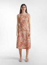 ABITO SMANICATO IN SEERSUCKER STAMPATO MARRONE - CORAL PINK LEAVES | DEHA