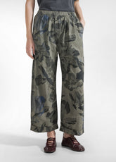 PANTALONE RELAXED IN POPELINE STAMPATO VERDE - SAGE GREEN | DEHA