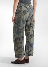 PANTALONE RELAXED IN POPELINE STAMPATO VERDE - SAGE GREEN | DEHA