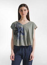 T-SHIRT SCOLLO A V MARMORIZZATA CON GRAFICA VERDE - SAGE GREEN | DEHA