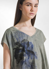 T-SHIRT SCOLLO A V MARMORIZZATA CON GRAFICA VERDE - SAGE GREEN | DEHA