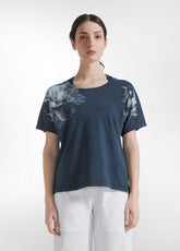 T-SHIRT MARMORIZZATA CON GRAFICA BLU - BLUE NIGHT | DEHA