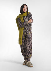 JOGGER CON STAMPA FLOREALE ALLOVER MARRONE - FANGO RAMAGE | DEHA