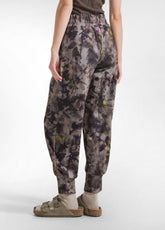 JOGGER CON STAMPA FLOREALE ALLOVER MARRONE - FANGO RAMAGE | DEHA