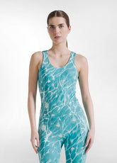 CANOTTA IN MICROFIBRA CON STAMPA ALLOVER BLU - Activewear | DEHA