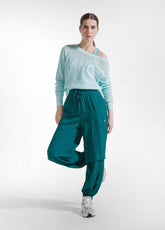 JOGGER AMPI IN VISCOSA EFFETTO STROPICCIATO VERDE - New In | SS26: READY WHEN YOU ARE | DEHA