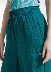 JOGGER AMPI IN VISCOSA EFFETTO STROPICCIATO VERDE - New In | SS26: READY WHEN YOU ARE | DEHA