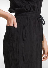 VISKOSE-JUMPSUIT IN CRASH-OPTIK SCHWARZ - Kleider, Röcke und Overalls | DEHA