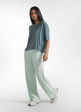 SET AUS T-SHIRT UND HOSE AUS GRÜNEM STRETCH-VISKOSE-MIX - | DEHA