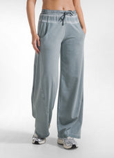 Sweatshirt und Hose mit grünen Satin-Details - Co-ord Sets & Trainingsanzüge | DEHA