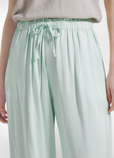 PANTALONI PALAZZO IN SATIN VERDE - New In | SS26: READY WHEN YOU ARE | DEHA
