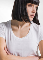 White Flammé T-Shirt with wide V-Neck - WHITE | DEHA