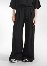 COMPLETO T-SHIRT AMPIA E PANTALONI LARGHI IN VISCOSA EFFETTO STROPICCIATO NERO - | DEHA