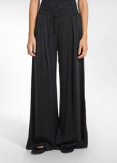 WEITE HOSE AUS STRETCH-SATIN - SCHWARZ - BLACK | DEHA