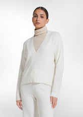 SET AUS V-AUSSCHNITT-PULLOVER UND STRICKHOSE MIT PAILLETTEN IN WEISS - | DEHA